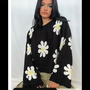 NWOT Forever 21 slightly cropped daisy sweater